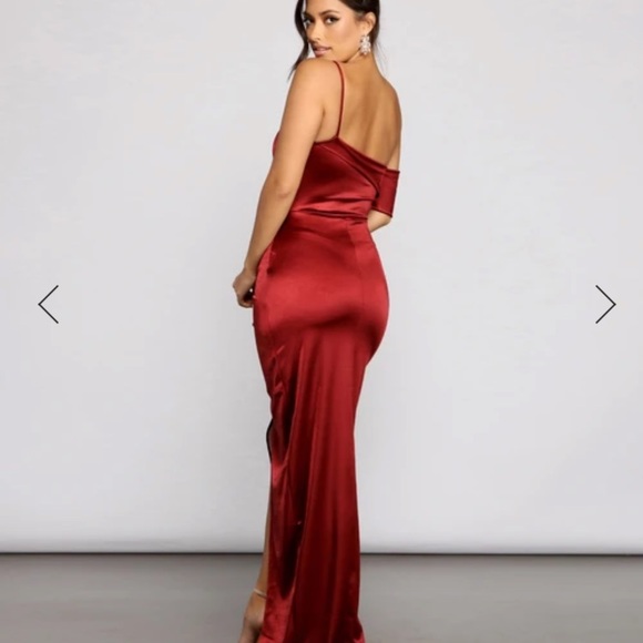 Elegant dress - Picture 1 of 3